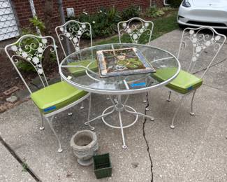 Woodward Style Patio Set, Cement Planter