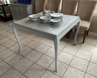 Dining table painted well, no leaves but great size for small dining area