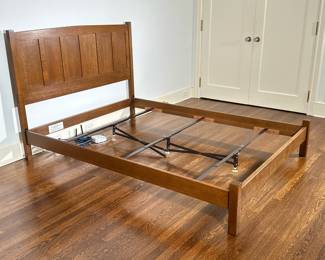Stickley Furniture Co. Bed - Queen-Sized | Stickley Furniture Company (Manlius, New York) Mission style oakwood queen-sized bed with paneled headboard. - h. 47.5 x w. 63.5 x l. 85 in