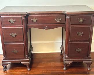 Georgian Style Writing Desk/Vanity | Antique (1940s) Georgian style mahogany knee hole writing desk or vanity dresser (no mirror), featuring seven drawers with colonial brass "bat wing" hardware. - h. 31 x w. 45 x d. 18 in