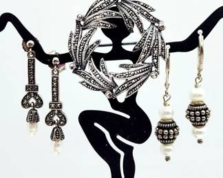 925 Sterling Marcasite Wreath Brooch Pin 