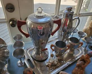 Step back in the 20's with this lovely set.