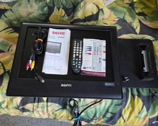 Sanyo 19 in TV with accessories 