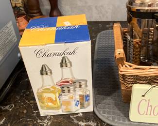 Chanukah 4piece oil and vinegar and salt and pepper 