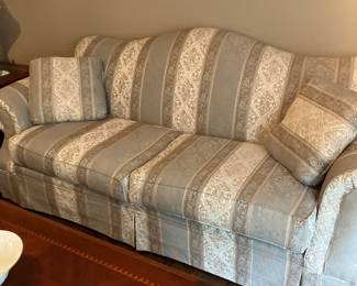 Broyhill couch that matches the love seat great condition 