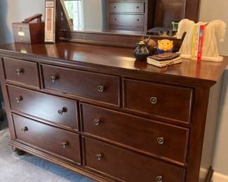 5 Piece Bedroom set dresser and mirror in good condition 