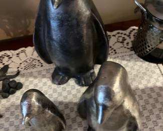 Set a three heavy cast metal penguin set