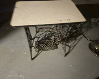 Singer. Metal base table 