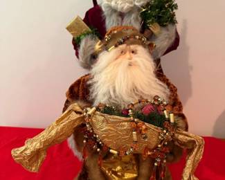 217 2OldWorldSantas