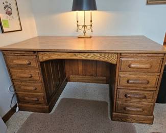 264 VintageSolidOak8DrawerDeskWith2PullOutWritingSurfaces