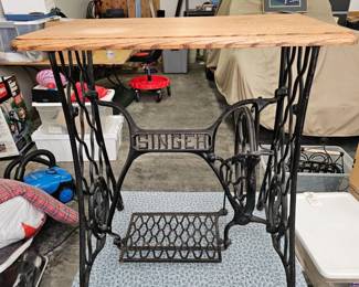 303 VintageSingerSewingMachineTreadleTable