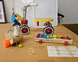 209 FisherPriceMotherGoosePullATunePlayskool4WheelScooter