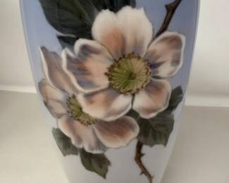 184 RoyalCopenhagenPinkRoseVase