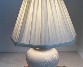 94 LenoxPorcelainTulipTableLamp