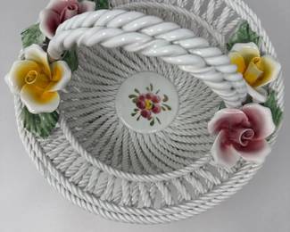 183 CapodimonteHandleBasketWithRoses