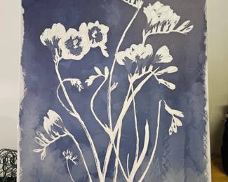 296 LargeDecorativeWhiteFloralArtOnBlueBackground