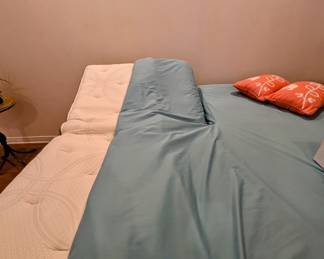 SLEEP NUMBER KING SIZE BED - Shows Split Mattress and sheets.