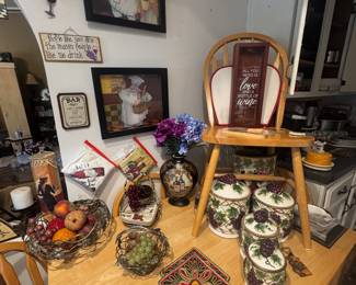 Wine and Italian decorations