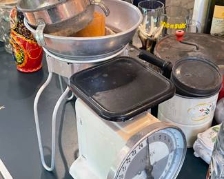 Scales and kitchen accessories 