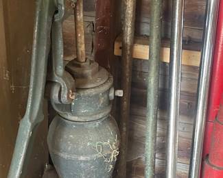 Old hand water pump 