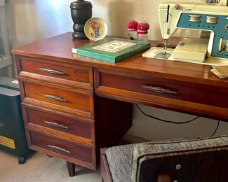 Singer sewing machine with wood sewing table set up