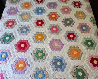 002 Vintage Grandmothers Flowers Homemade Quilt With Scalloped Edge 68 X 84