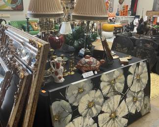So much decor for all homes!