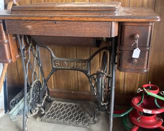 Old Singer sewing machine in case 