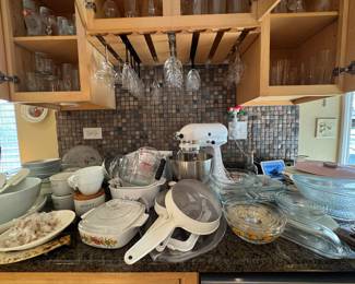 Large Mixed Kitchen Collection – Bakeware, Cookware, Mixing Bowls, Glassware & Small Appliances
