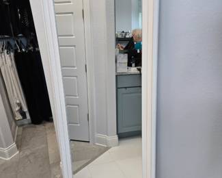 Mirror (no stand) Leans against the wall