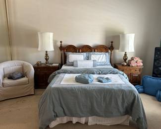 Beautiful six piece bedroom suite by Century. 