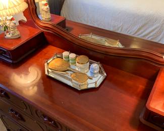Dresser set