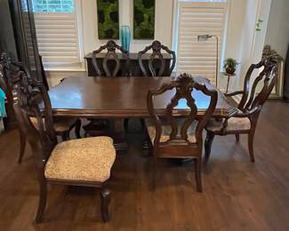 Dining table with 8 chairs and padding for table