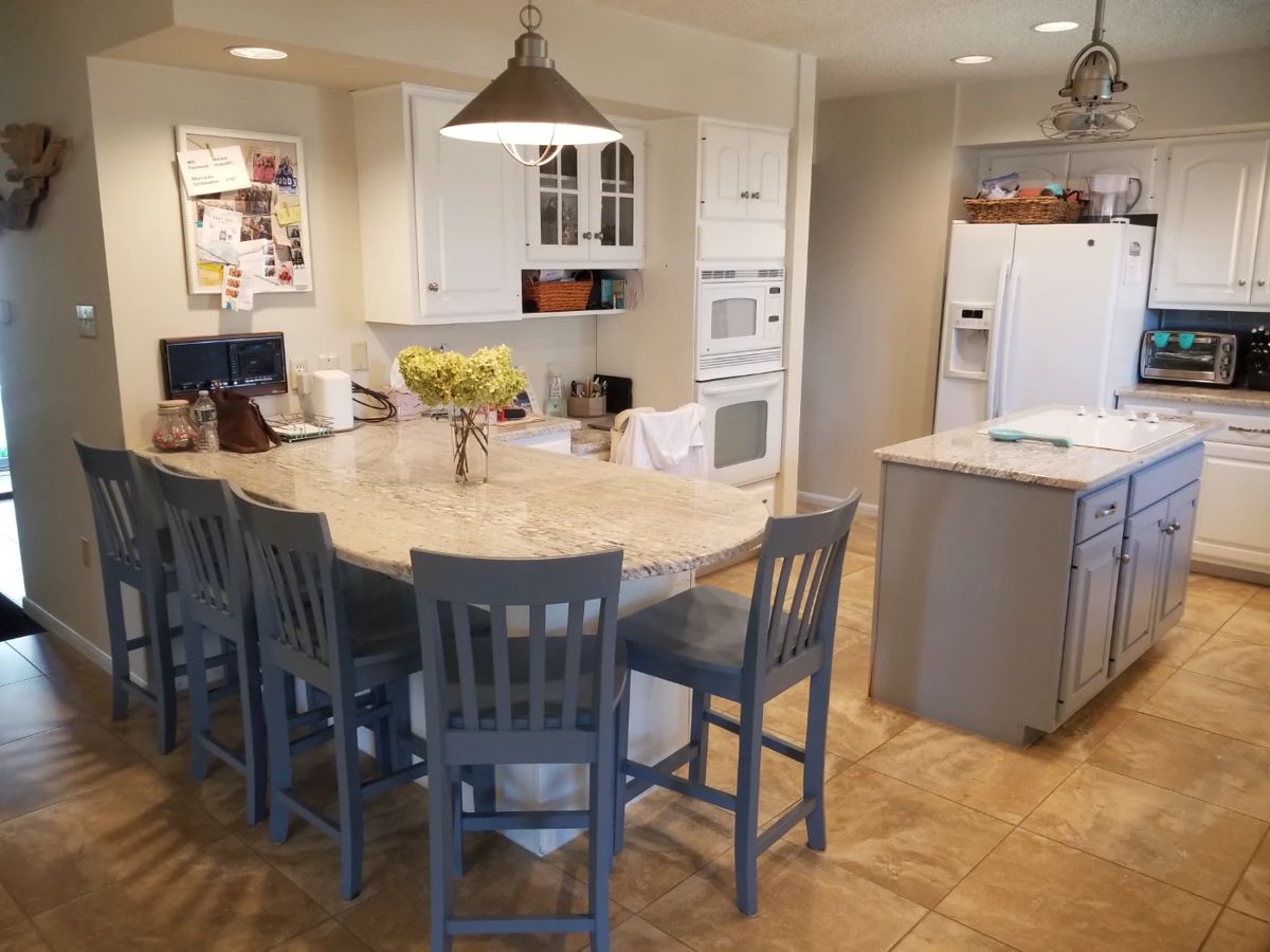 Pretty kitchen with 6 bar stools (1 not shown)