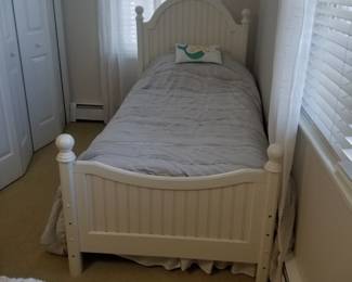 Cottage chic twin bed