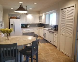 Plenty of kitchen cabinets!