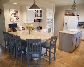 Pretty kitchen with 6 bar stools (1 not shown)