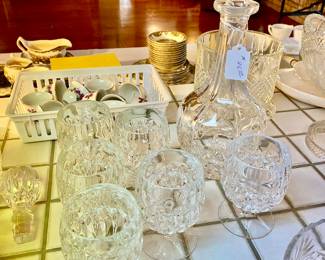 Beautiful decanters and 6 cordial  glasses 