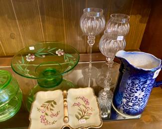 Many lovely glassware items 