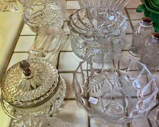 Lots of small glassware pieces 