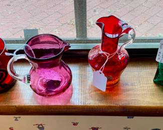 Many lovely glassware items 