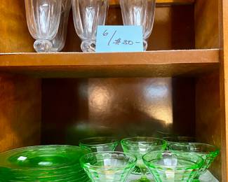 Many lovely glassware items 