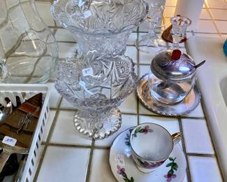 Many lovely glassware items 