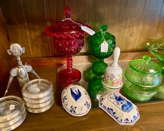 Many lovely glassware items 