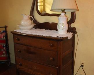 Dresser with Mirror Lamps