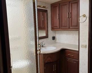 Winnebago diesel 2004-super clean and nice! 