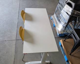 Sit-stand desk with manual crank shaft