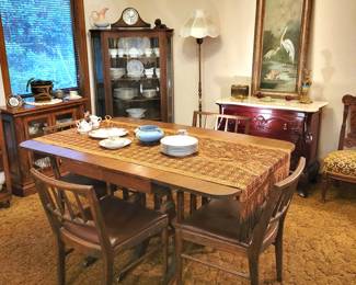 Vintage Dining Set- Comes with 2 Extra Leaves
