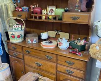 Apple themed items, primitives and baskets