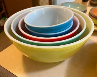 Pyrex nesting bowl set with extra small blue bowl.